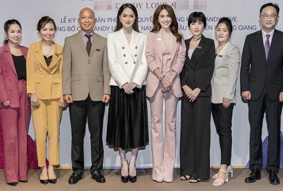 Ngọc Trinh bị lật tẩy nói dối chiều cao khi đứng cạnh Hương Giang