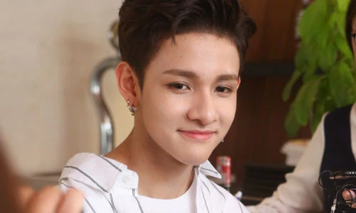 Kim Samuel đẹp trai ngời ngời, thân thiện ký tặng fan Việt