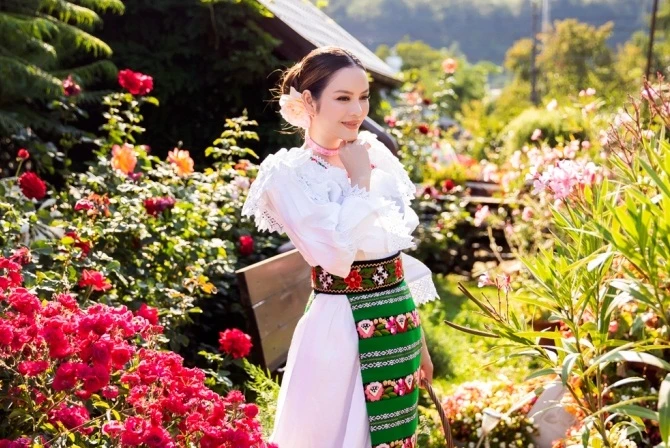 Lý Nhã Kỳ diện trang phục Romania, đẹp hút mắt giữa vườn hoa
