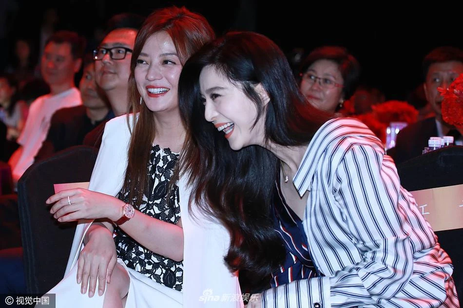 Triệu Vy, Phạm Băng Băng trò chuyện cười rôm rả ở sự kiện