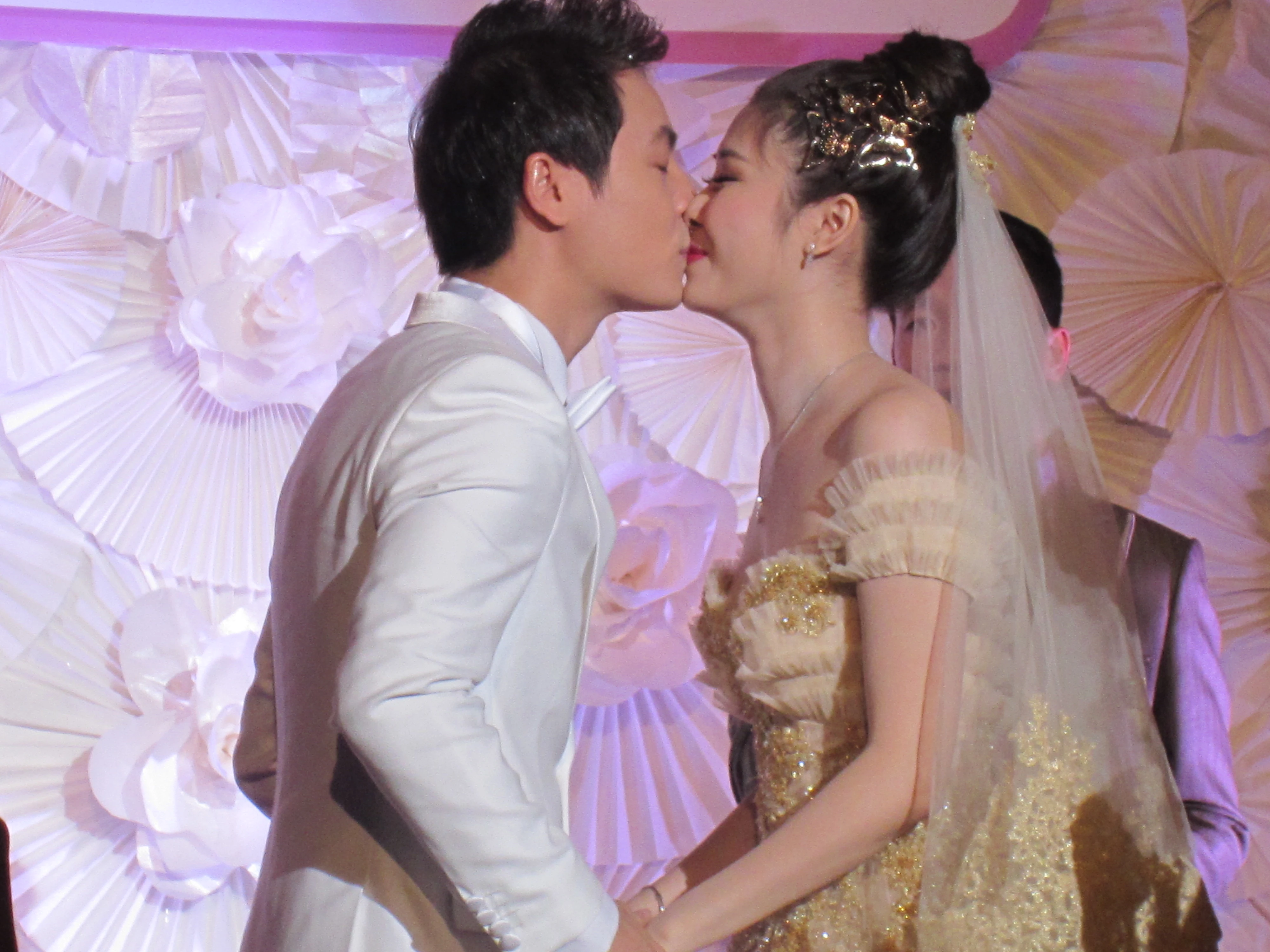 Khoảnh khắc siêu lãng mạn của vợ chồng Đăng Khôi ngày cưới