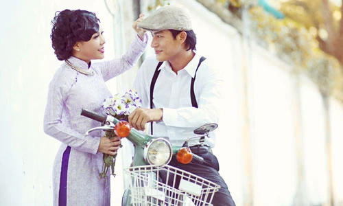 Danh hài Việt Hương diện áo dài, tình tứ cùng trai trẻ