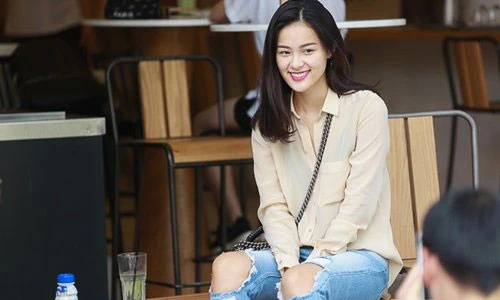 Hạ Vi rạng ngời giữa bão tin đồn yêu Cường đô la