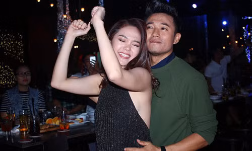 Minh Hằng quậy tưng bừng cùng Quý Bình trong đêm tiệc