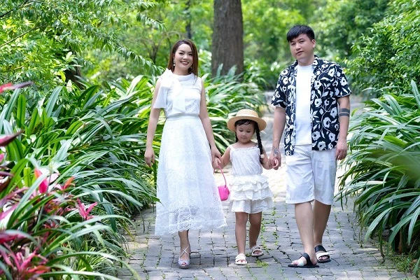 Vợ chồng Ngọc Anh - Tô Minh Đức đưa con gái đi nghỉ dưỡng