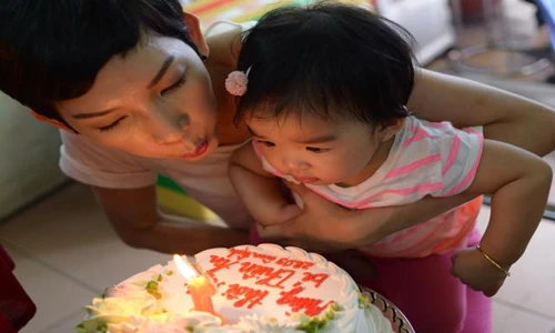 Con gái Xuân Lan cực yêu trong tiệc thôi nôi