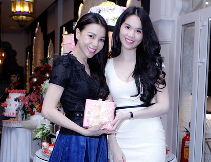 Ngọc Trinh đẹp nổi bật trong tiệc sinh nhật Trà Ngọc Hằng