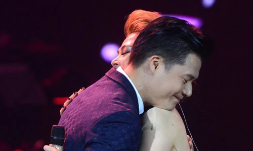 Quang Dũng tình cảm hôn Thanh Thảo trong khung cảnh lãng mạn