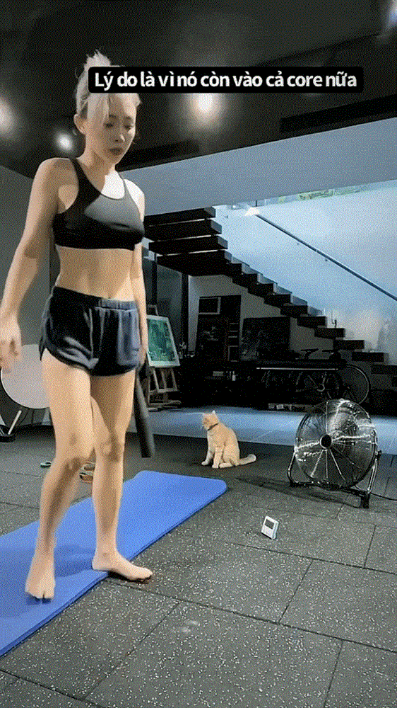 Nữ ca sĩ bị soi vòng 1 xập xệ.