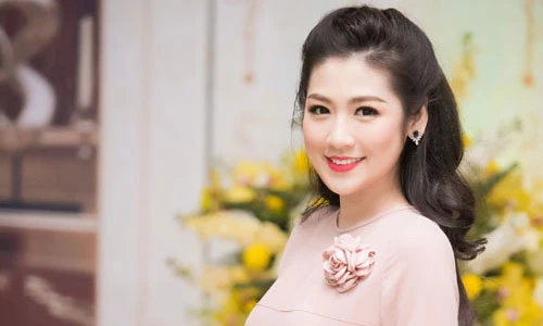 Á hậu Tú Anh gây mê với phong cách nữ tính