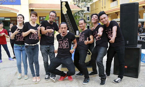 Rocker Phạm Anh Khoa “quẩy” cùng 1000 sinh viên giữa Sài Gòn