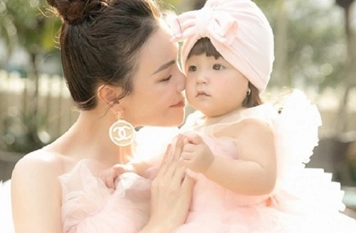 Trà Ngọc Hằng khóc chia sẻ cảnh mẹ đơn thân ở tiệc thôi nôi con gái