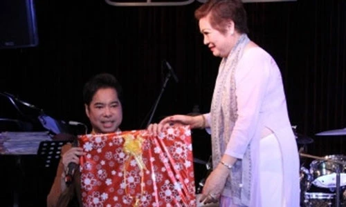 Ngọc Sơn quỳ gối, tặng quà sinh nhật mẹ trong đêm nhạc