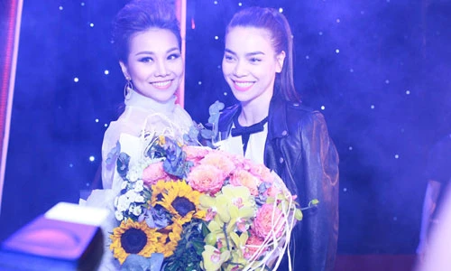 Hồ Ngọc Hà mừng Thanh Hằng ra mắt phim “Siêu nhân X“