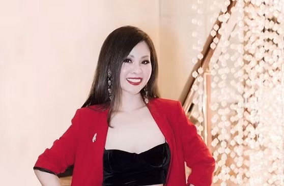 Nhan sắc trẻ trung, gợi cảm của vợ "Ông hoàng nhạc đỏ" Đăng Dương