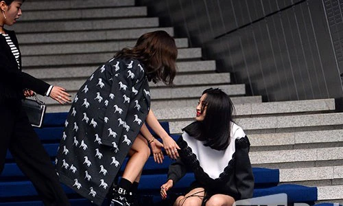 Sao Hàn gặp sự cố vồ ếch, rơi giày ngượng chín mặt