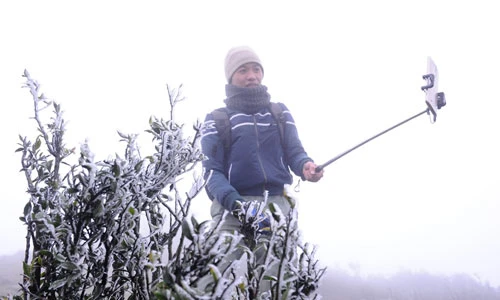 Băng tuyết phủ trắng trên đỉnh Mẫu Sơn