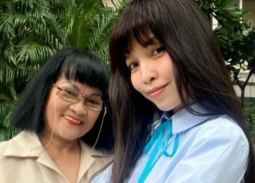 Hiền Thục trông như nữ sinh khi chụp ảnh bên mẹ