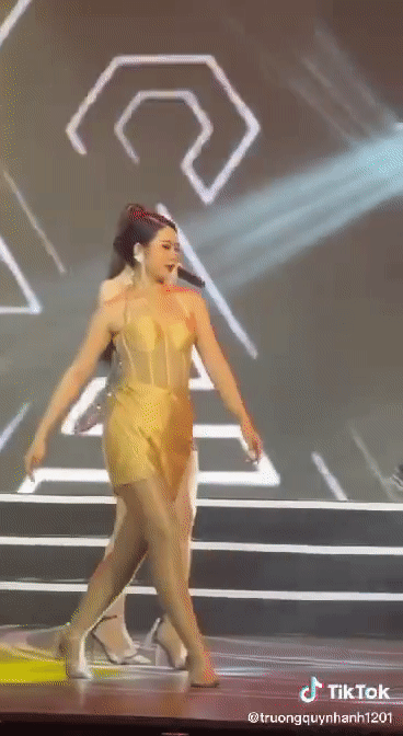 Mới đây, trên trang TikTok cá nhân, Trương Quỳnh Anh đăng tải clip tại một show diễn gây chú ý. Được biết, đây là chương trình phát sóng trực tiếp nhưng cô lại gặp sự cố không mong muốn ngay trên sân khấu. Trương Quỳnh Anh cũng cho biết đây là lần đầu nữ ca sĩ gặp phải tình huống này.