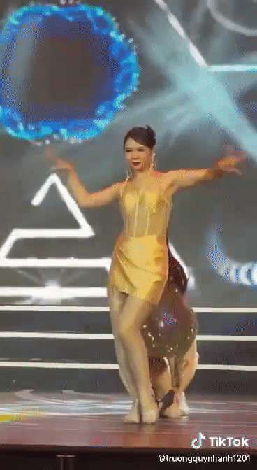 Theo đó, giọng ca sinh năm 1989 đang biểu diễn thì bị đứt dây dép cao gót, một bên thì dép tuột khỏi chân. Không hề luống cuống hay quên hát, với sự trợ giúp của nữ vũ công, ca sĩ Trương Quỳnh Anh nhanh chóng tháo luôn cả đôi cao gót chục phân và tự tin trình diễn tiếp. Cách xử lý điềm tĩnh, khôn khéo của người đẹp nhận được sự khen ngợi của cộng đồng mạng.