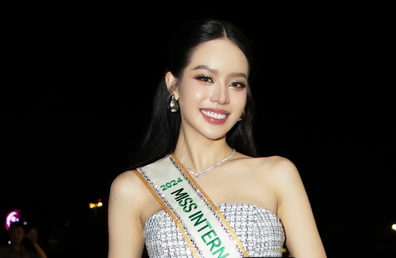 Thanh Thủy mang 150 kg hành lý dự thi Miss International 2024