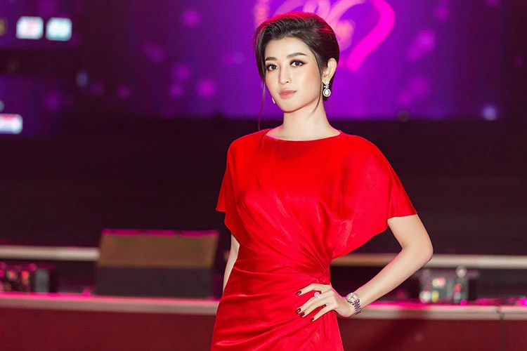 Á hậu Huyền My gợi cảm với đầm xẻ cao táo bạo 