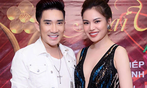 Giang Hồng Ngọc mặc đầm xẻ sâu tới thắt lưng đi diễn