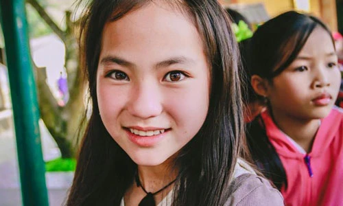 Bé gái người Mông xinh đẹp ở Lào Cai gây xôn xao