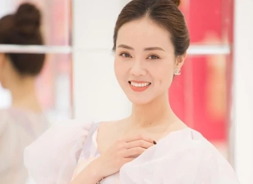 Vợ NSND Công Lý khoe ảnh xinh tươi kèm triết lý về cuộc sống