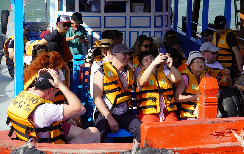 Hàng chục nghìn người đi tour biển đảo dịp đầu năm