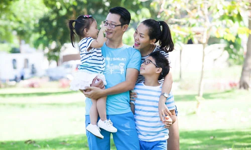 Khoảnh khắc đẹp long lanh của gia đình ca sĩ Hoàng Bách