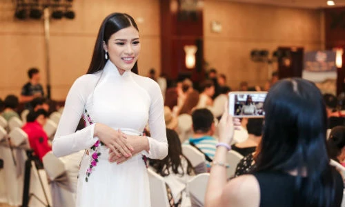 Nguyễn Thị Thành đi sự kiện sau ồn ào trả danh hiệu