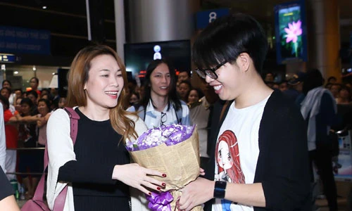 Đức Phúc mang hoa ra sân bay đón Mỹ Tâm về nước