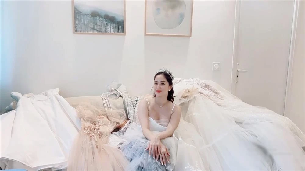 Khánh Thi - Phan Hiển mang 40kg váy cưới sang Pháp bị chê phí phạm