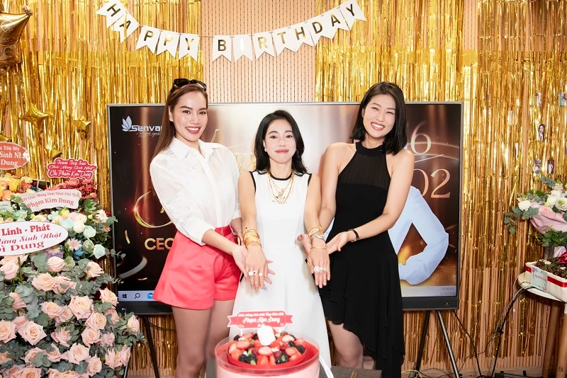 Lê Hoàng Phương tặng “nửa ký vàng” cho “bà trùm hoa hậu“