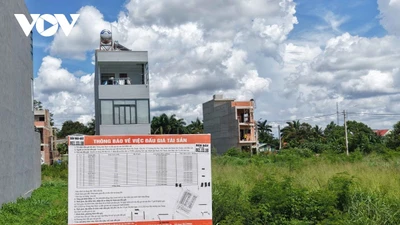Các khu đất đấu giá đường Lê Vụ, Tôn Thất Tùng, thuộc phường Tân Lập, tỉnh Đắk Lắk đang có giá 3,5 - 3,8 tỷ đồng/lô, rộng khoảng 100m2