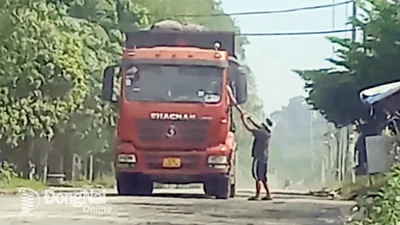 Các xe tải qua khu vực này buộc phải nộp phí. Ảnh: GL