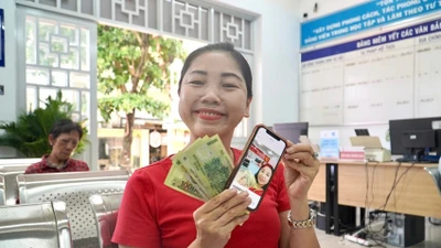 Người dân xúc động chụp lại ảnh để giữ kỷ niệm về món quà đặc biệt. Ảnh: BP
