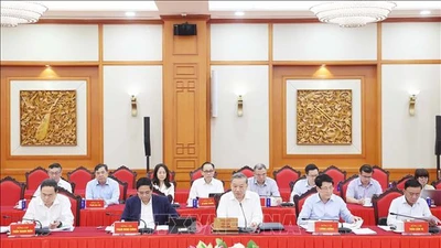 Bộ Chính trị làm việc với Ban Thường vụ Thành ủy Hà Nội và Ban Thường vụ Thành ủy TPHCM để cho ý kiến vào dự thảo văn kiện và đề án nhân sự cấp ủy trình Đại hội đại biểu Đảng bộ thành phố Hà Nội và Đảng bộ TPHCM nhiệm kỳ 2025-2030 - Ảnh: TTXVN