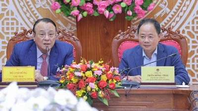 Chủ tịch Tân Hoàng Minh Đỗ Anh Dũng (trái) tại cuộc làm việc với Chủ tịch UBND tỉnh Lâm Đồng Trần Hồng Thái chiều 3/6.