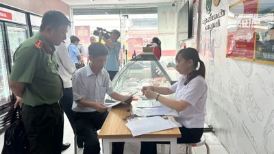 Đoàn kiểm tra tại các cửa hàng kinh doanh sản phẩm. Ảnh: Ngọc Thơ