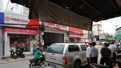 Đoàn kiểm tra liên ngành đến kiểm tra cửa hàng Fresh Shop của C.P. Việt Nam tại Mỹ Xuyên (Sóc Trăng) vào chiều 30/5. Ảnh: Trần Tuyên