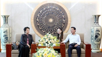 Bí thư Tỉnh ủy Đặng Xuân Phong và bà Somhatai Panichewa tại buổi tiếp. Ảnh: Amata.