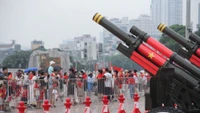 Người dân đổ về sân vận động Mỹ Đình chiêm ngưỡng dàn pháo lễ