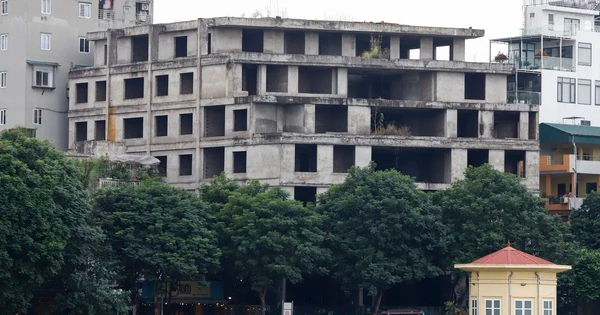 Cận cảnh khu nhà ở cán bộ bỏ hoang bí ẩn ở nội thành Hà Nội