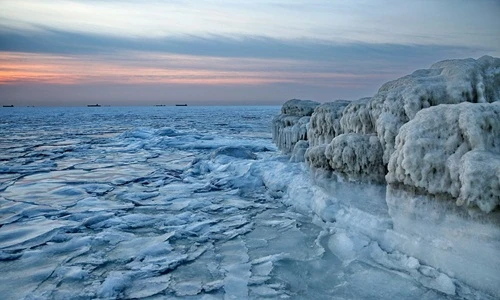 Cảnh tượng độc đáo khi mặt biển cũng bị đóng băng