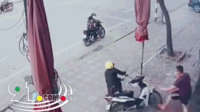 Video: Bị truy đuổi, tên trộm vứt xe máy bỏ chạy và cái kết hài hước Video: Bi truy duoi, ten trom vut xe may bo chay va cai ket hai huoc