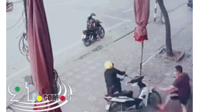 Video: Bị truy đuổi, tên trộm vứt xe máy bỏ chạy và cái kết hài hước