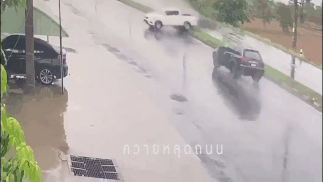 Clip: Mất lái, xe bán tải đứt đôi sau cú đâm kinh hoàng Clip: Mat lai, xe ban tai dut doi sau cu dam kinh hoang
