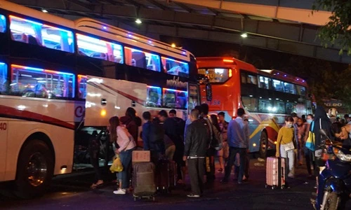 Trở lại Sài Gòn sau Tết, hành khách ngủ gục giữa bến xe lúc 2h sáng